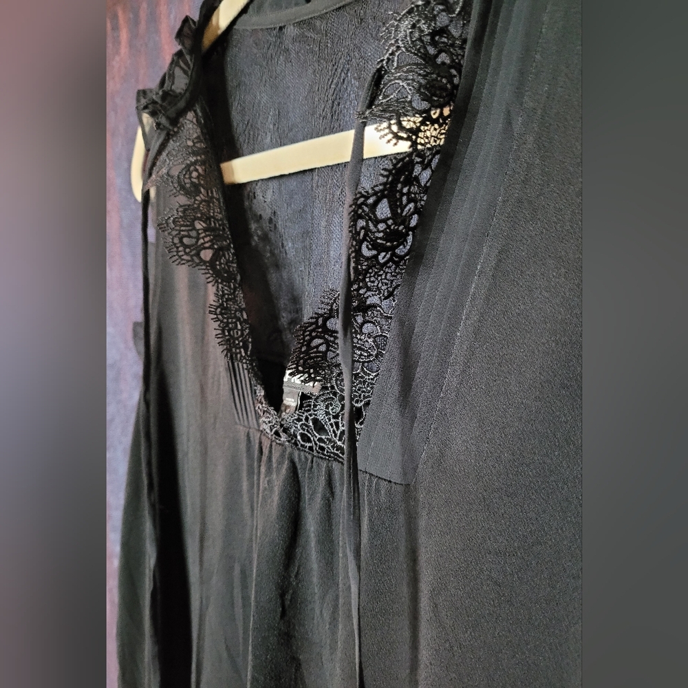 ✨️3/$25✨️ Express Black Lace+Mesh Sleeveless Blouse